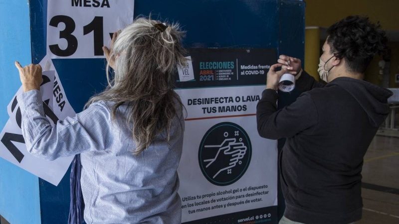 Chilenos votan para elegir a redactores de nueva Constitución AFP