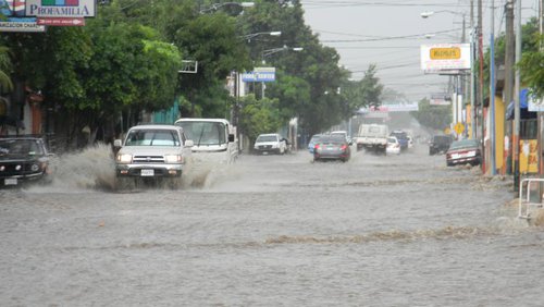 Fuertes lluvias derrumban vivienda en León Managua. Radio La Primerísima