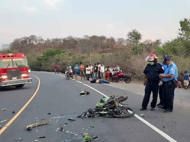 Motociclista muere tras impactar contra una camioneta Managua. Radio La Primerísima