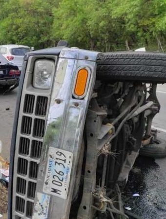 Dos golpeados tras vuelco en carretera vieja a León Managua. Radio La Primerísima