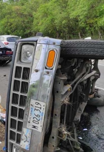 Dos golpeados tras vuelco en carretera vieja a León Managua. Radio La Primerísima