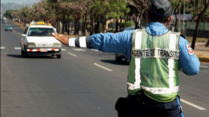 Dos policías lesionados tras accidente en carretera sur Managua. Radio La Primerísima