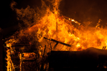 Incendio quema casa en Granada Managua. Radio La Primerísima