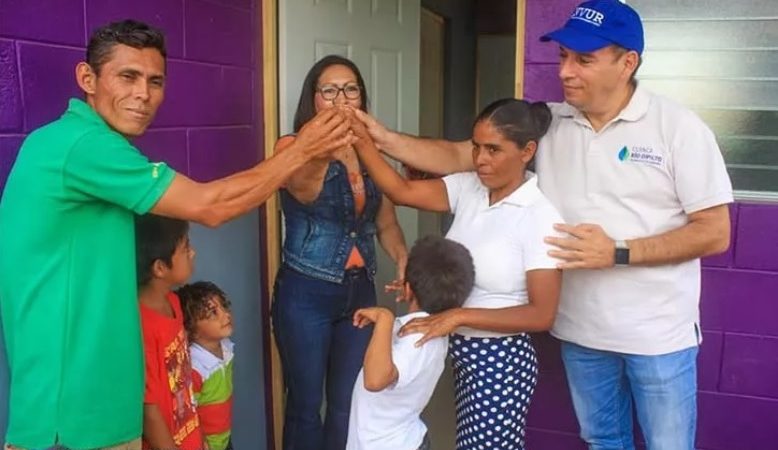 Entregan vivienda a familia en Ocotal Managua. Radio La Primerísima