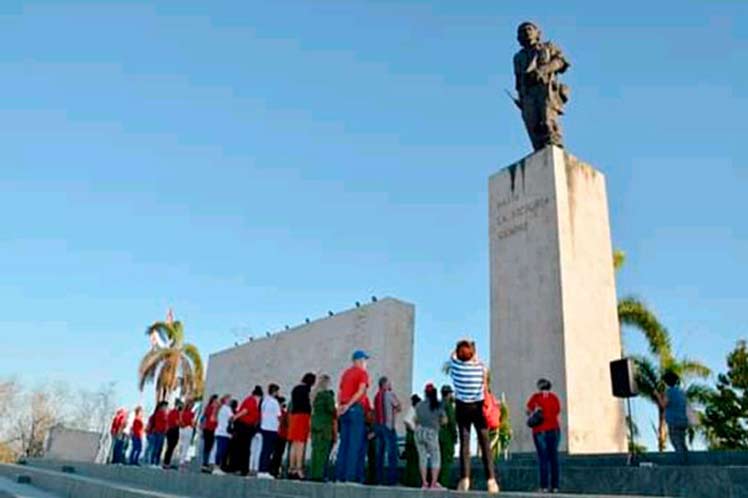 Colocan ofrenda floral en monumento al Che Guevara Santa Clara, Cuba. Prensa Latina