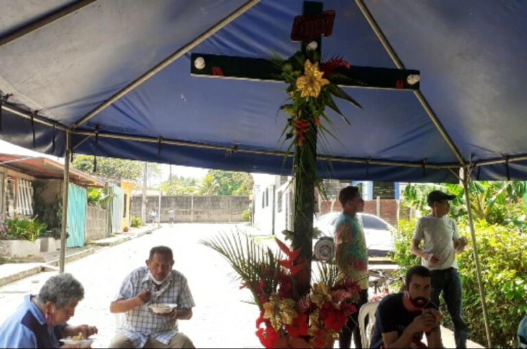Celebran la Santa Cruz en municipio de Dolores Managua. Radio La Primerísima