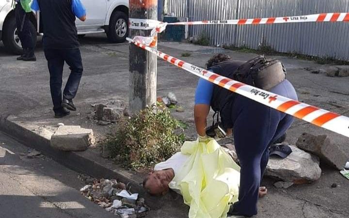 Ciudadano cae muerto en una de las calles de Altamira Managua. Radio La Primerísima