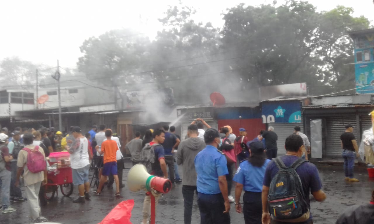 Incendio quema cinco tramos en mercado Oriental Managua. Radio La Primerísima