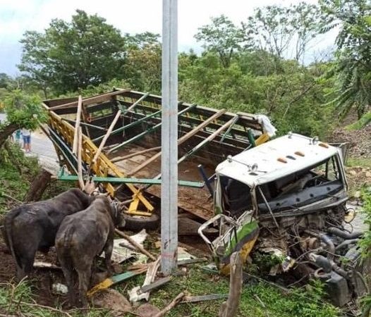 Camión se estrella contra un paredón en Estelí Managua. Radio La Primerísima 