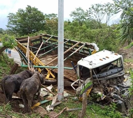 Camión se estrella contra un paredón en Estelí Managua. Radio La Primerísima 