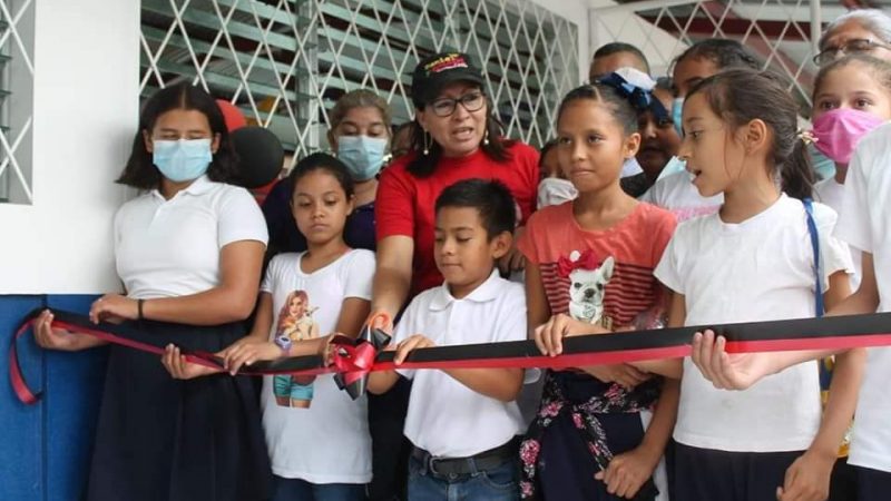 Inauguran aula multiusos en escuela de Ocotal Managua. Radio La Primerísima 