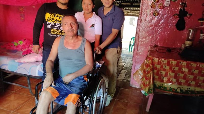 Entregan sillas de ruedas a personas con discapacidad en Carazo Managua. Por Manuel Aguilar/Radio La Primerísima