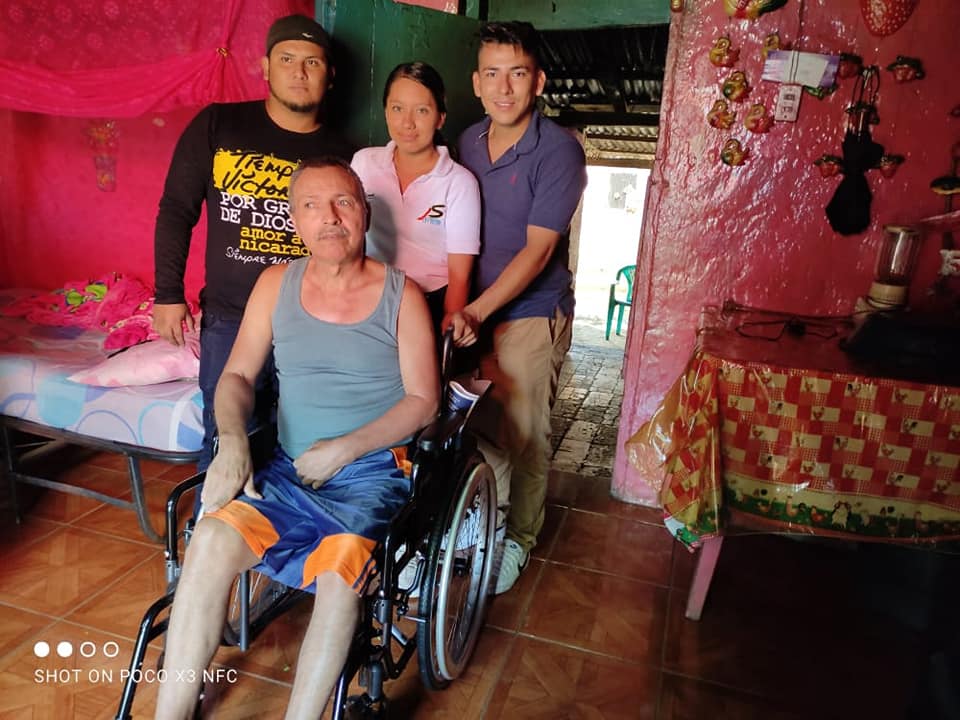 Entregan sillas de ruedas a personas con discapacidad en Carazo Managua. Por Manuel Aguilar/Radio La Primerísima
