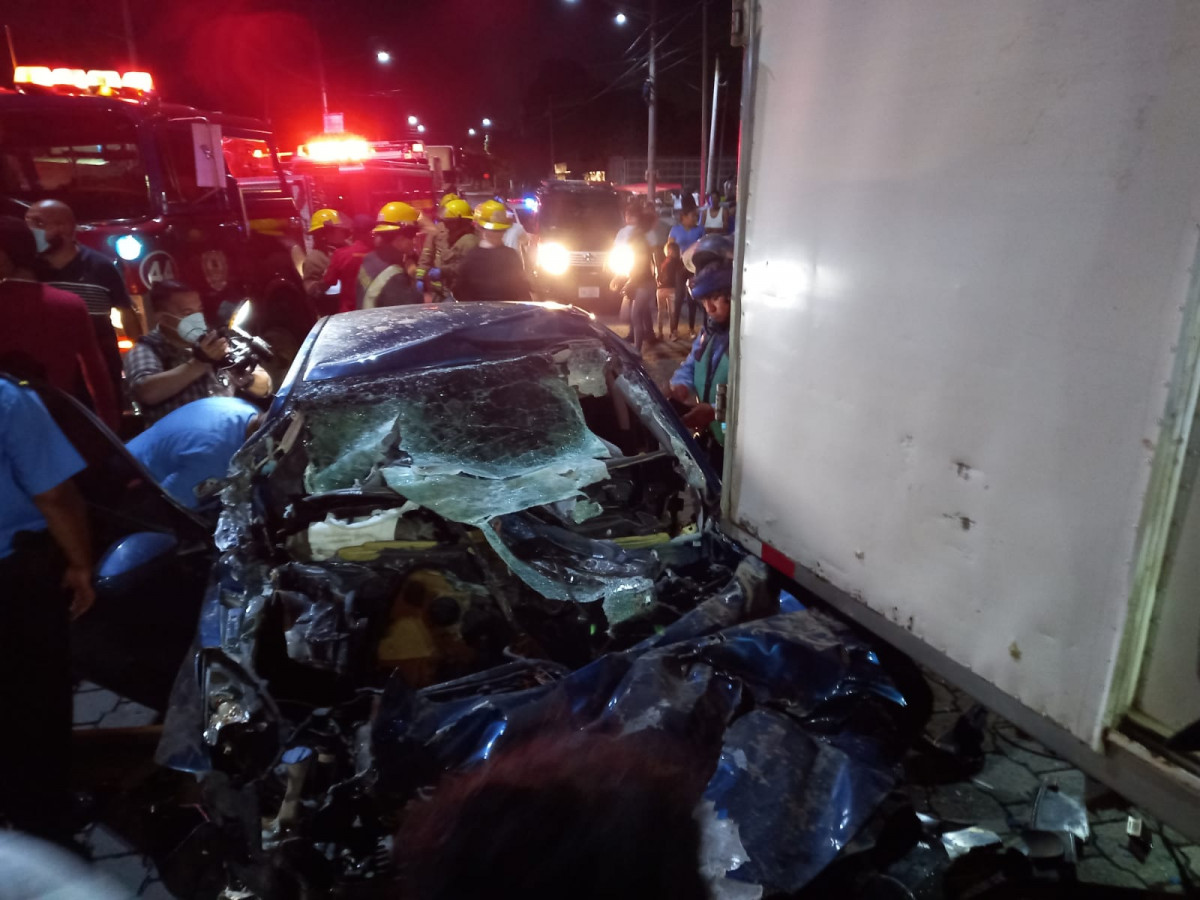 Estrella su carro contra camión y resulta lesionado Managua. Radio La Primerísima 