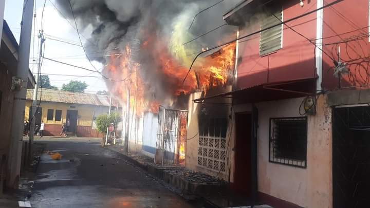 Incendio afecta a cuatro viviendas en barrio Santa Ana Managua. Radio La Primerísima 