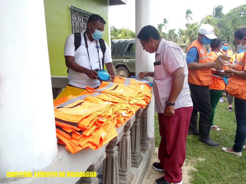 Ejército entrega equipos de primeros auxilios en el Caribe Norte  Managua. Radio La Primerísima 