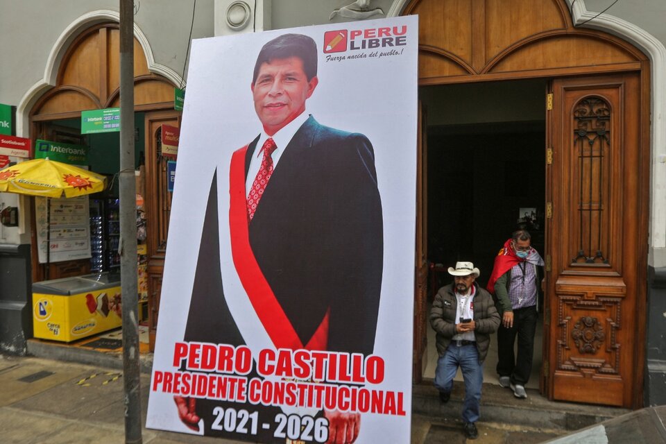 Desde Perú, un maestro rural sacude el tablero político latinoamericano Diario Página/12, Argentina