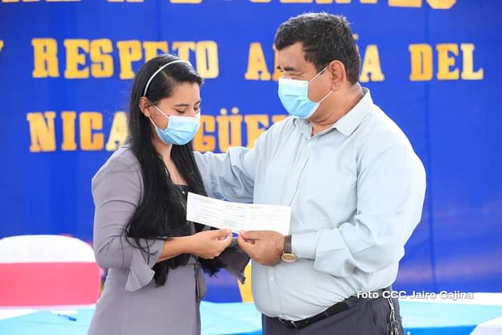MINED entrega bono a más de 60 mil maestros Managua. Radio La Primerísima
