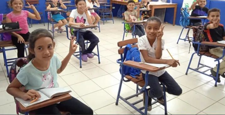 Construyen aulas equipadas con computadoras en 219 escuelas Managua. Radio La Primerísima