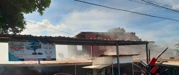 Incendio afecta 2 negocios cerca del mercado Mayoreo Managua. Radio La Primerísima 