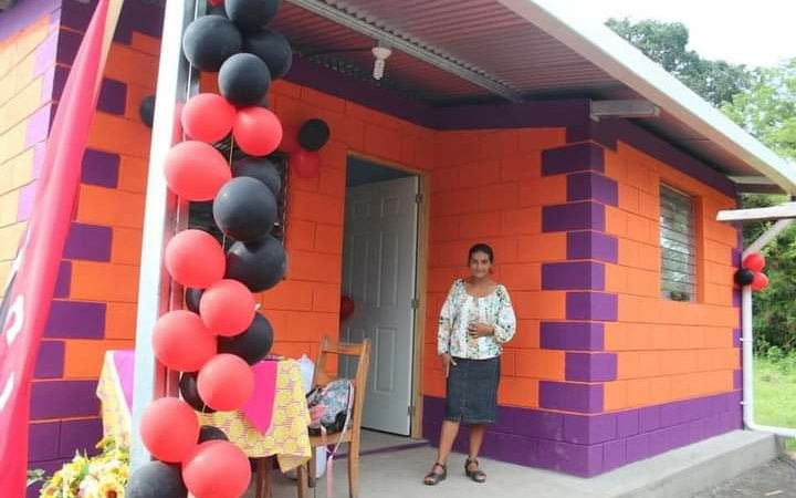 Mujer recibe ayuda del gobierno con un nuevo hogar Managua. Radio La Primerísima