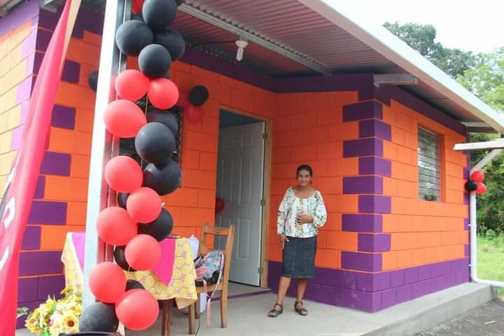 Mujer recibe ayuda del gobierno con un nuevo hogar Managua. Radio La Primerísima