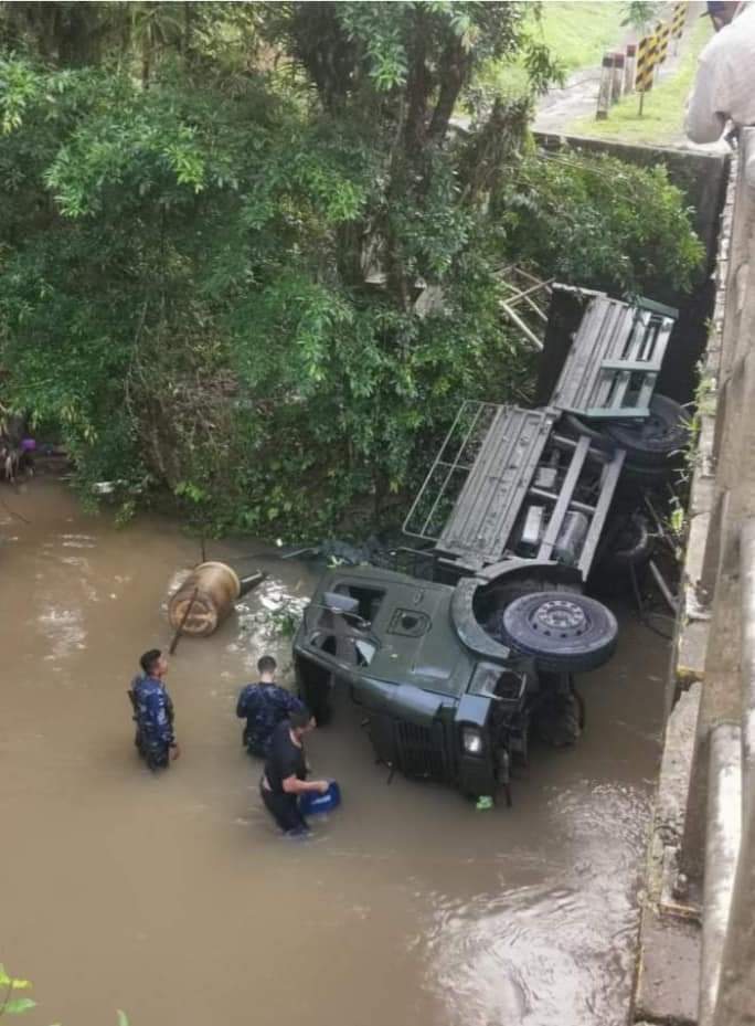 Camión de la Fuerza Naval cae a un río en Bluefields Managua. Radio La Primerísima 