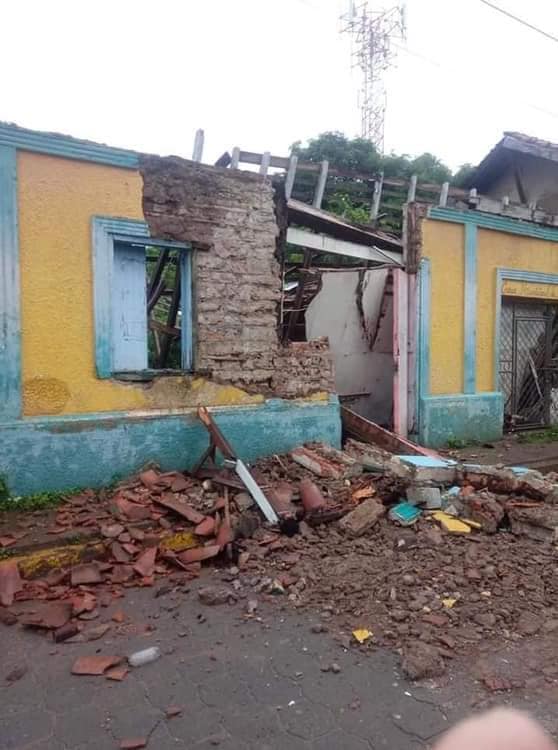 Colapsa antigua vivienda por fuertes lluvias en Somotillo Managua. Radio La Primerísima