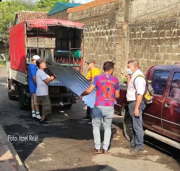 Entregan materiales de construcción a familia afectada por incendio en León Managua. Radio La Primerísima