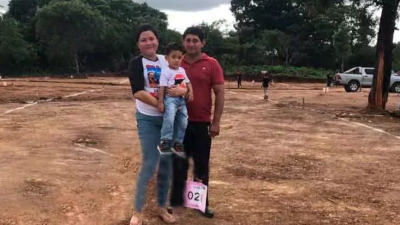 Chontaleños reciben lotes con programa Bismarck Martínez Managua. Radio La Primerísima