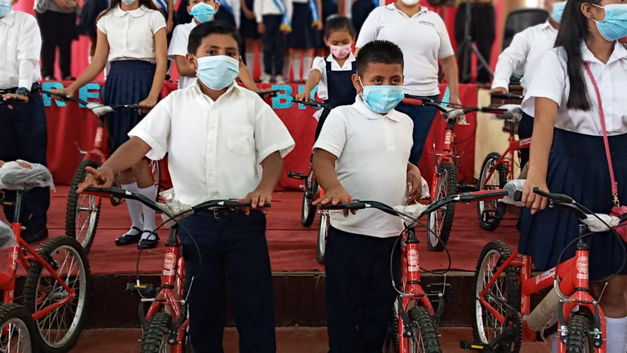 Estudiantes destacados reciben bicicletas en Carazo Managua. Por Manuel Aguilar/Radio La Primerísima