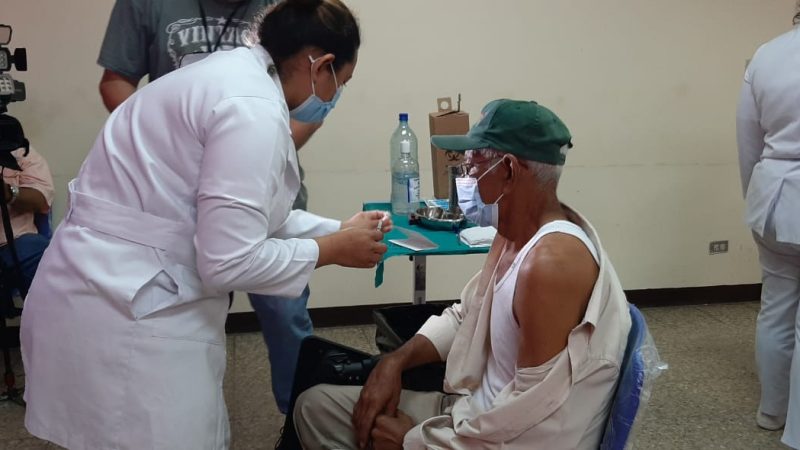 Población asiste a vacunarse contra Covid-19 de forma ordenada Managua. Por Libeth González/Radio La Primerísima