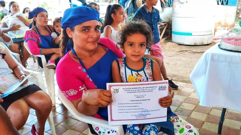 Mujeres egresan de la escuela de oficio en San Marcos Managua. Radio La Primerísima