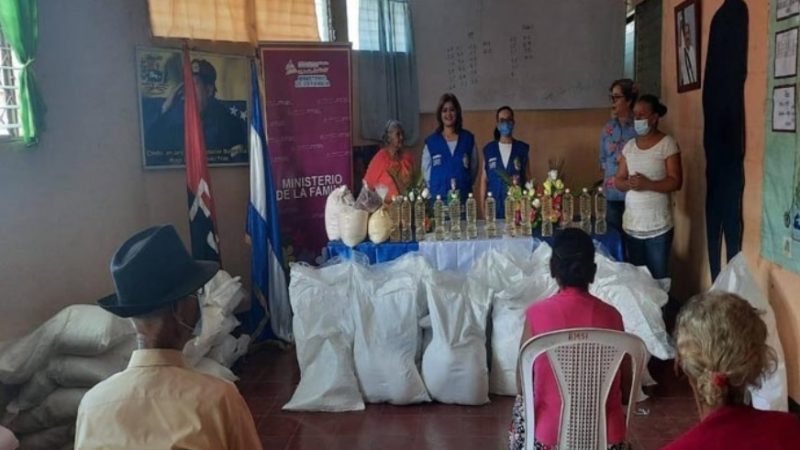 Entregan paquetes alimenticios a adultos mayores en Santa Teresa Managua. Radio La Primerísima