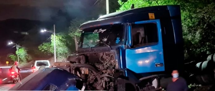 Invasión de carril ocasiona accidente en Cuesta El Plomo Managua. Radio La Primerísima