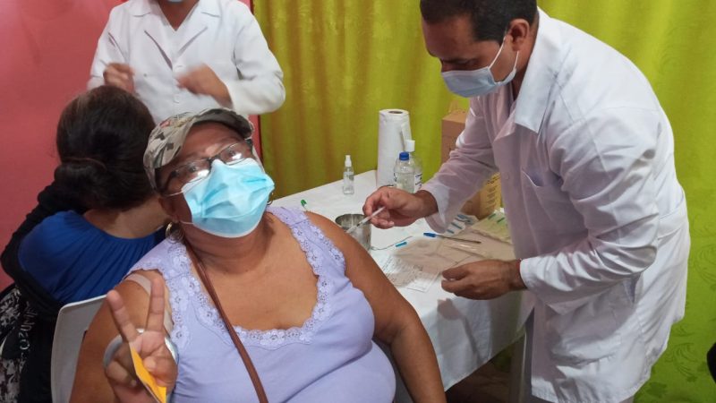 Caraceños son vacunados contra el Covid-19 Manuel Aguilar. Radio La Primerísima 