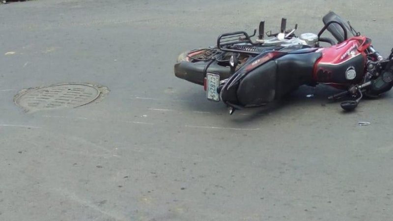 Motorizado resulta lesionado tras deslizarse en una cuesta Managua. Radio La Primerísima