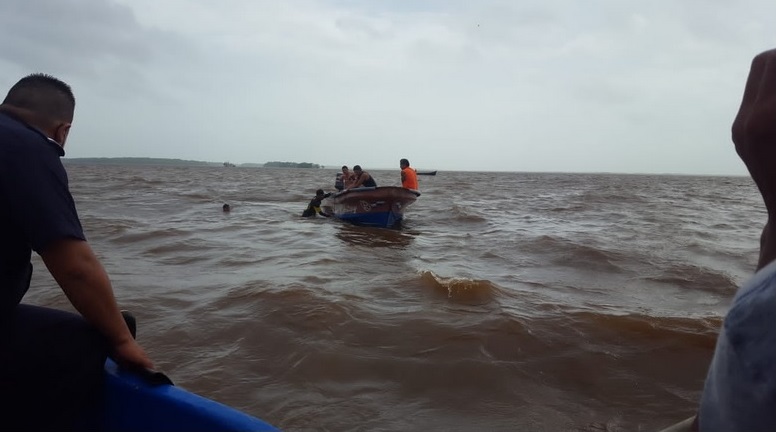 Rescatan cayuco que naufragó en bahía de Bluefields Managua. Radio La Primerísima