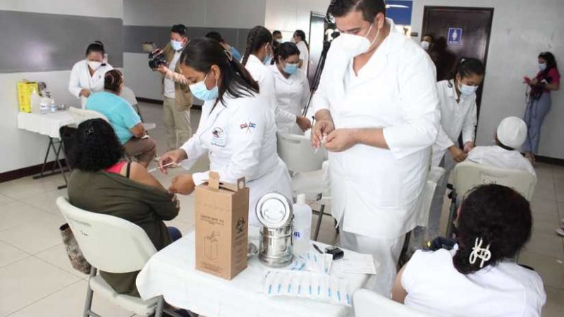 Empezarán a vacunar contra Covid-19 a personas de 45 años o más Managua. Radio La Primerísima