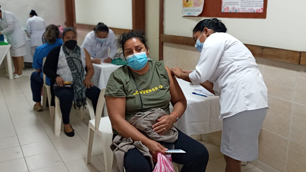 Vacunan contra el Covid a pacientes mayores de 45 años en Carazo Carazo. Manuel Aguilar 