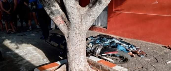 Motociclista que iba compitiendo muere estrellado Managua. Radio La Primerísima 