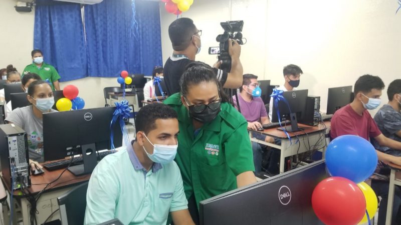 Inauguran laboratorio de computación en centro tecnológico Managua. Radio La Primerísima
