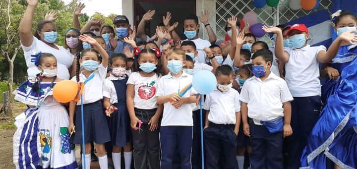 Reconstruyen una escuela de Santa Teresa Managua. Manuel Aguilar/Radio La Primerísima