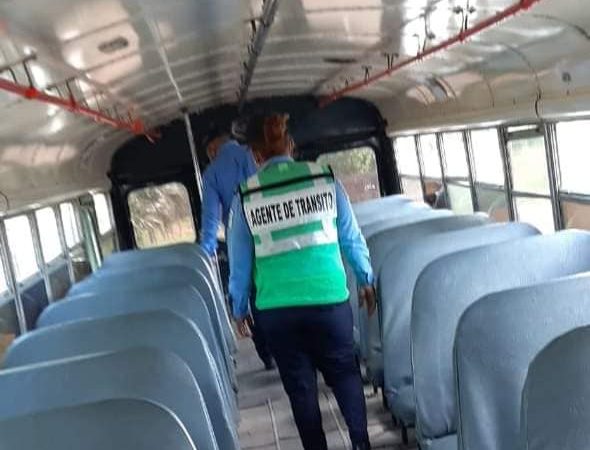 Policía inspecciona buses de transporte público Managua. Radio La Primerísima