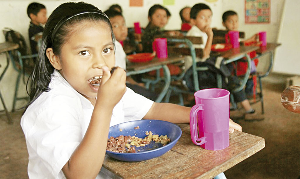 Entregan Merienda Escolar en Chinandega Managua. Radio La Primerísima