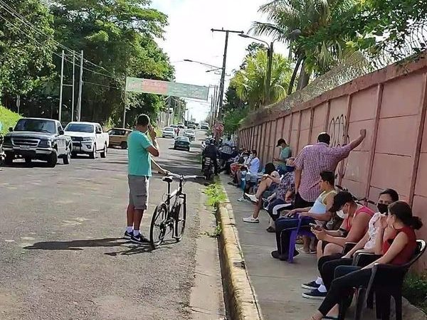 Ponen orden a los arribistas en filas para vacunación Managua. Radio La Primerísima
