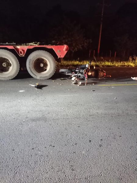 Motociclista muere al estrellarse contra rastra en Ciudad Darío Managua. Radio La Primerísima 