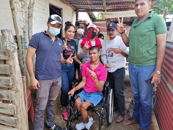 Entregan sillas de ruedas en Nagarote Managua. Radio La Primerísima