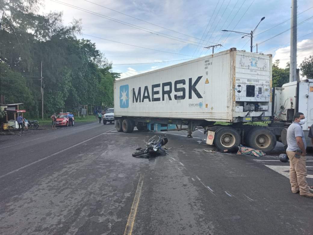 Motorizado muere bajo las llantas de un furgón Managua. Radio La Primerísima