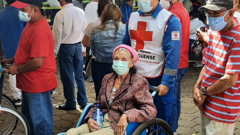 Cruz Roja apoya vacunación contra Covid-19 de adultos mayores Managua. Libeth González/Radio La Primerísima